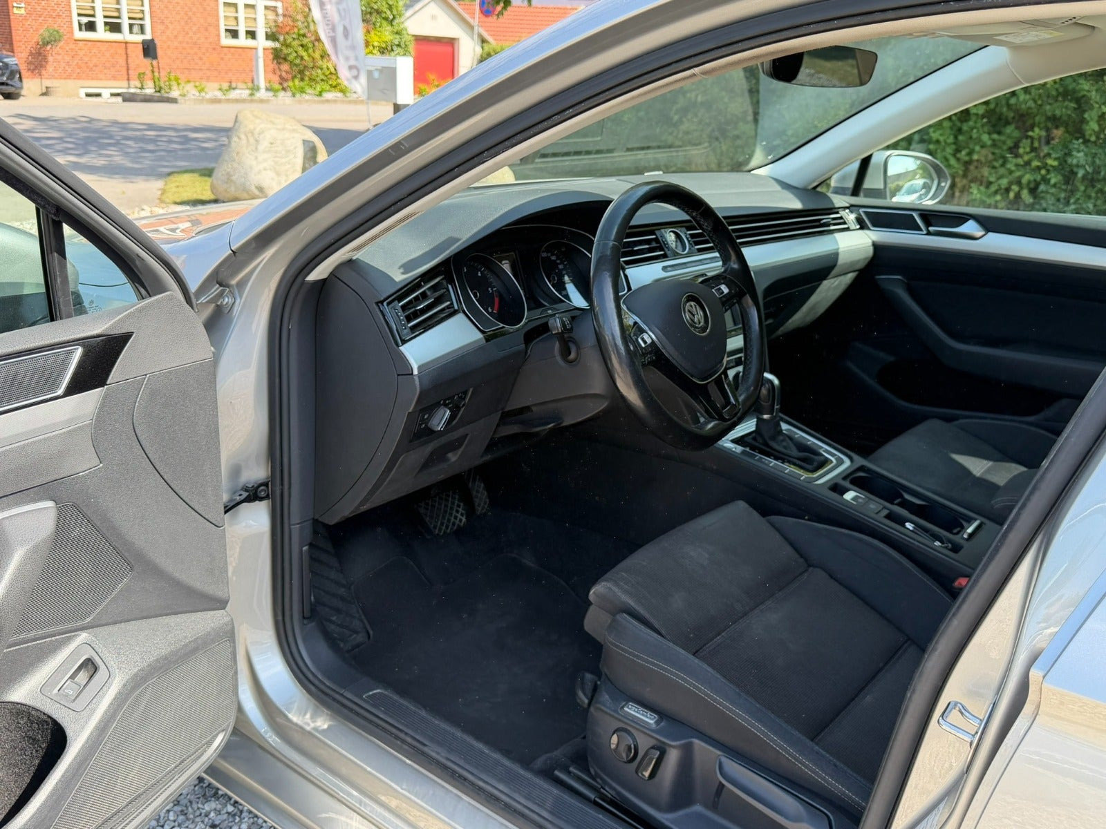 Beige VW Passat fra 2016