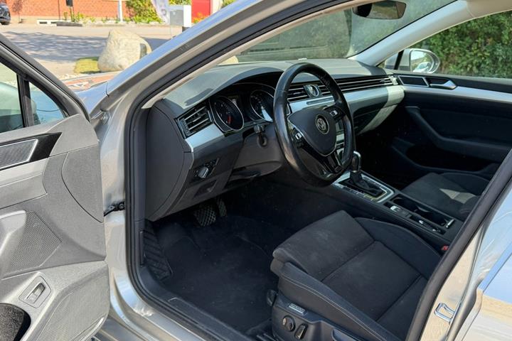 Beige VW Passat fra 2016