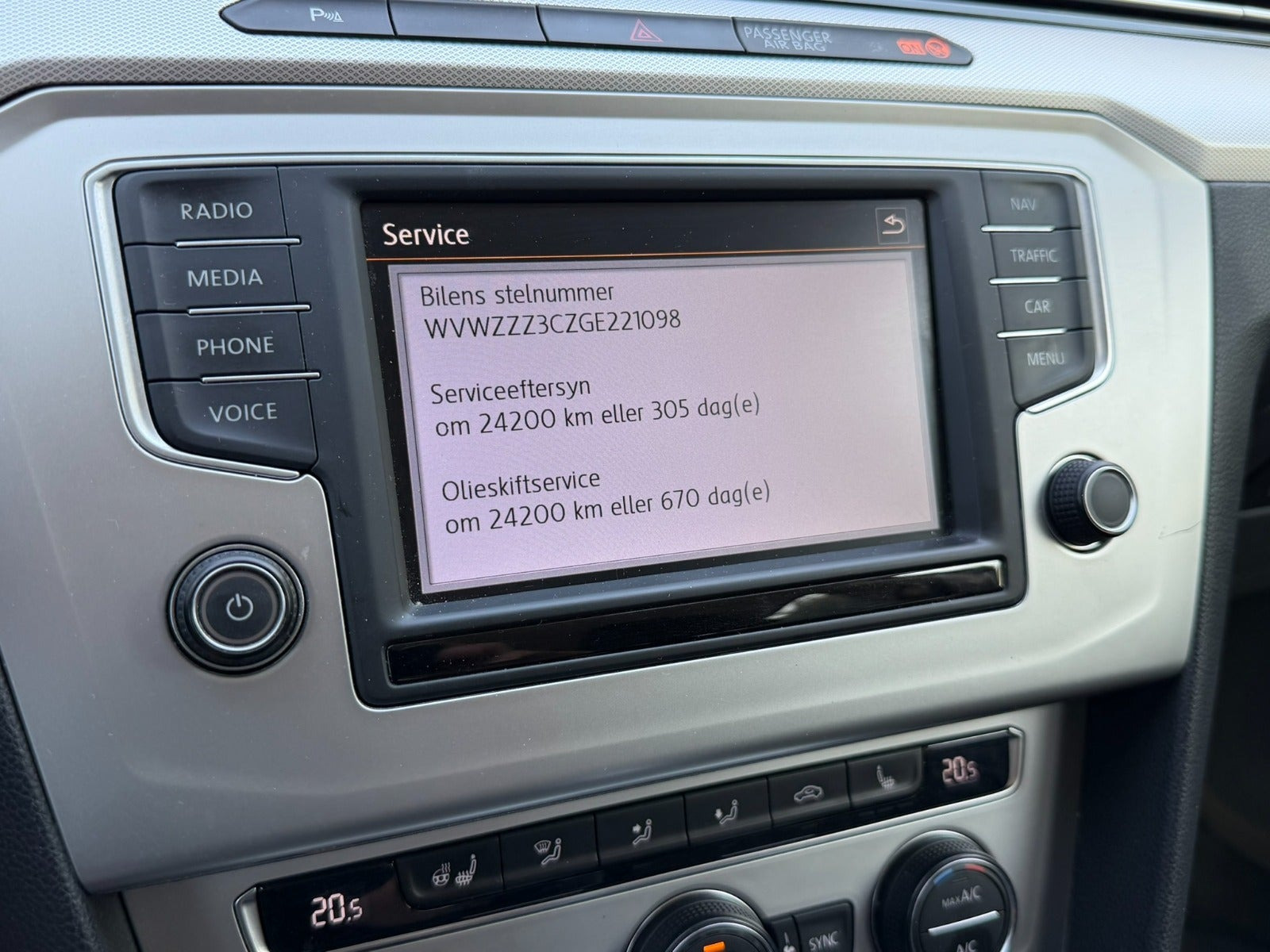 Beige VW Passat fra 2016