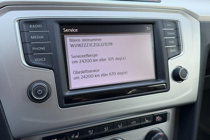 Beige VW Passat fra 2016