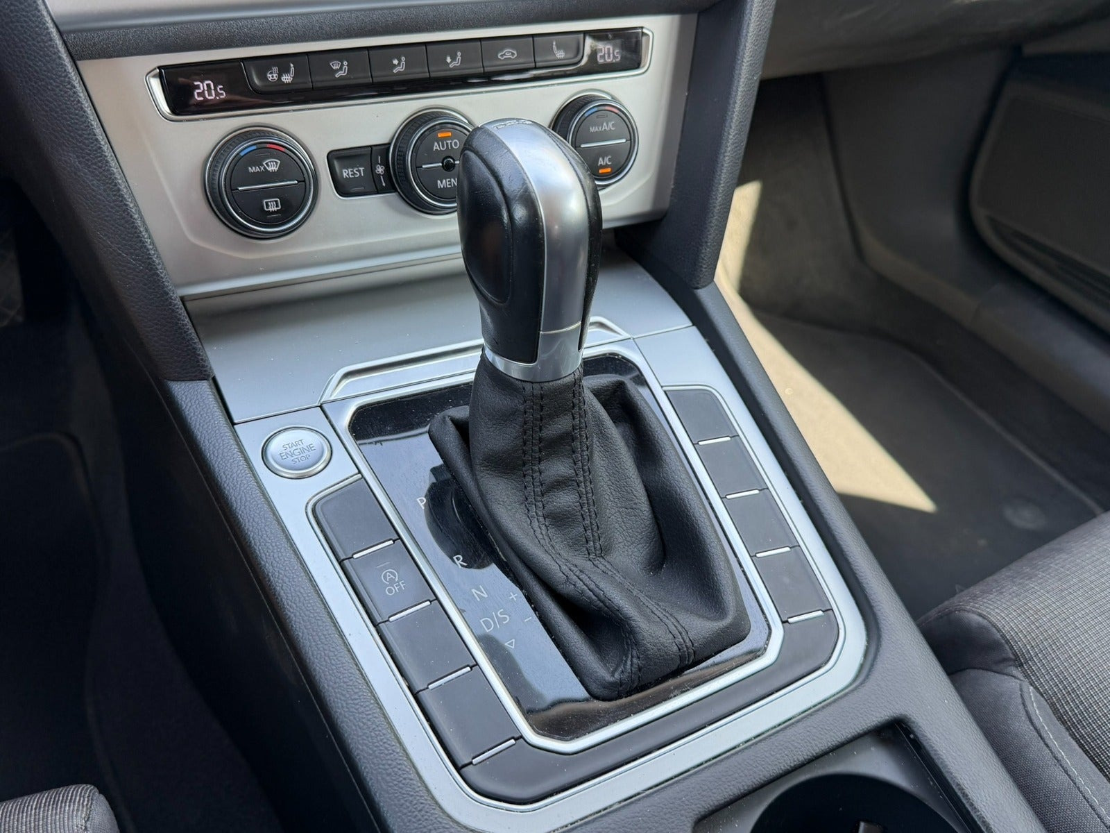 Beige VW Passat fra 2016