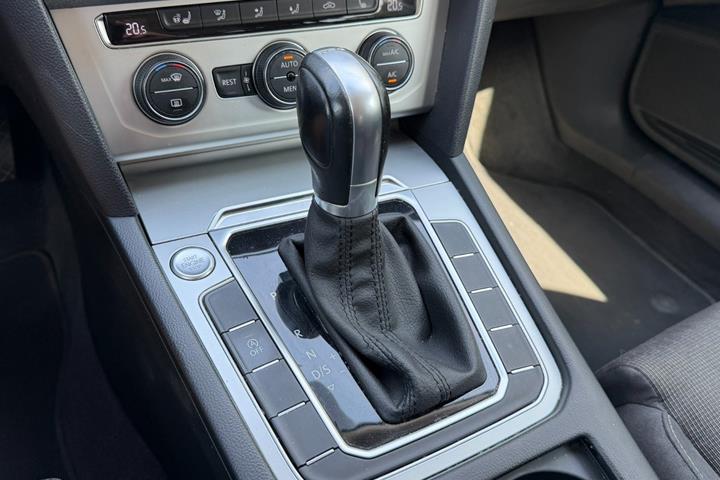 Beige VW Passat fra 2016