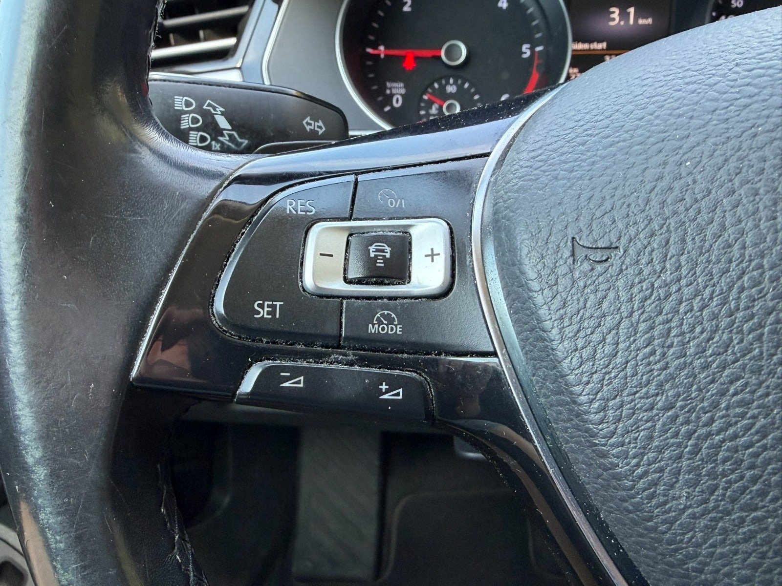 Beige VW Passat fra 2016