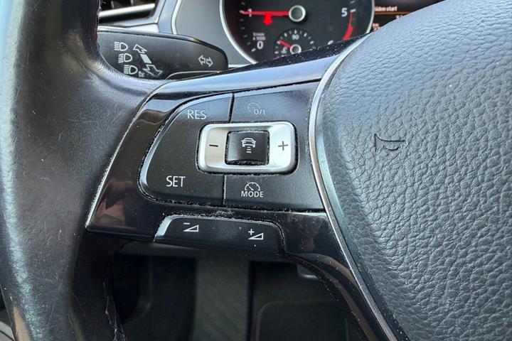 Beige VW Passat fra 2016