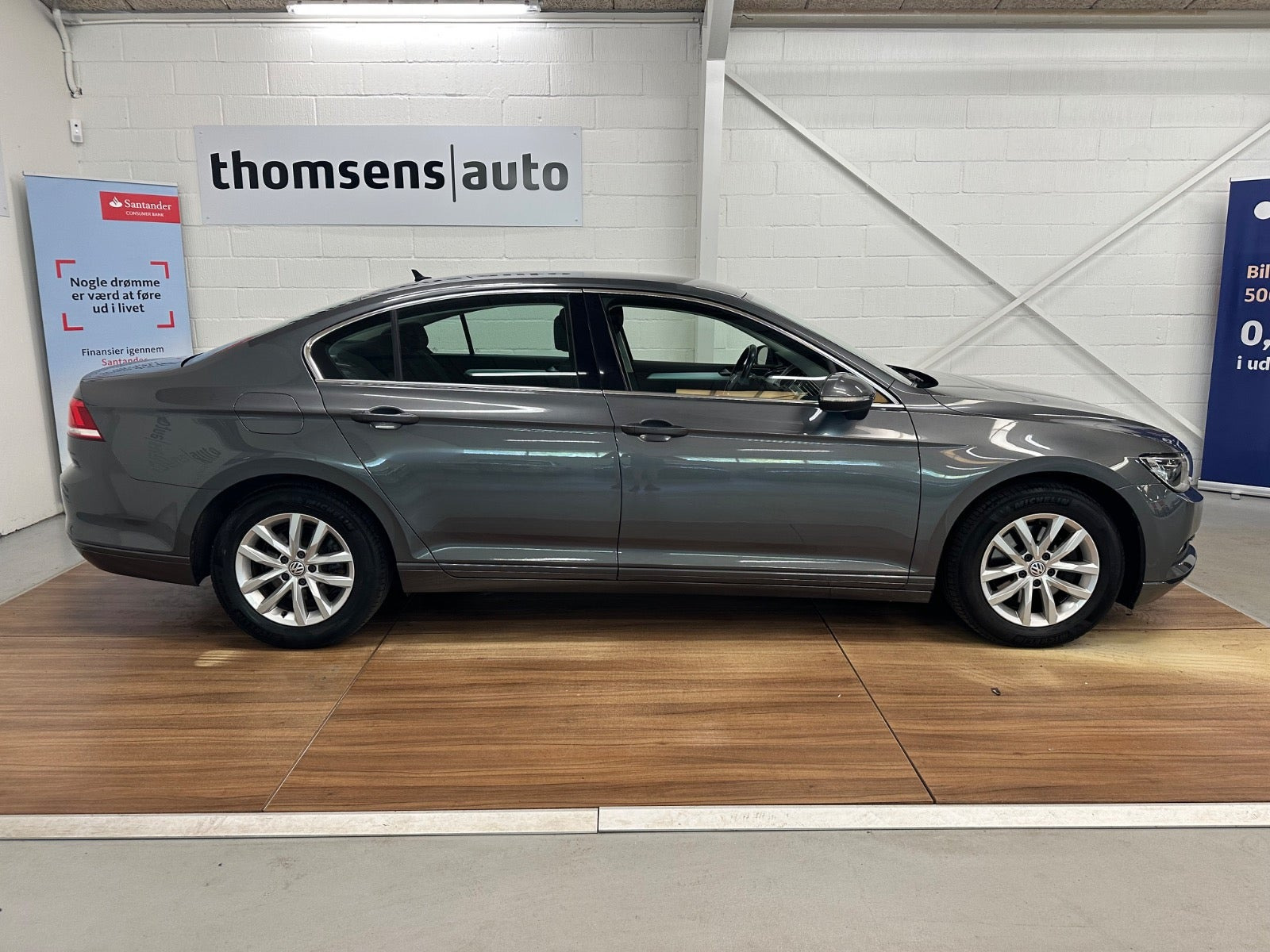 Grå VW Passat fra 2017
