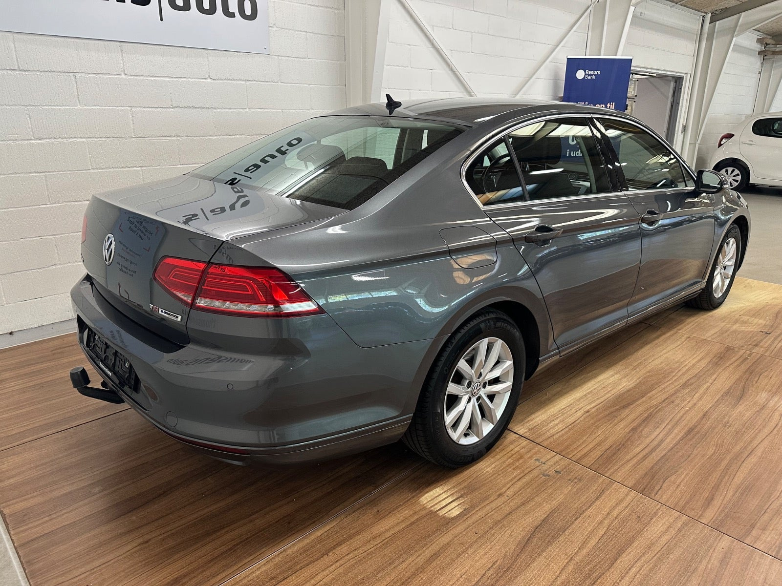 Grå VW Passat fra 2017