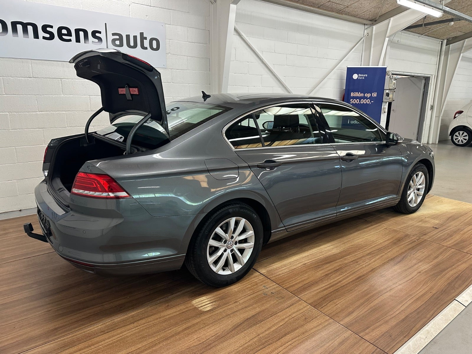 Grå VW Passat fra 2017