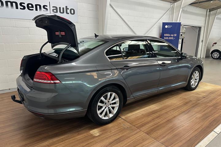 Grå VW Passat fra 2017