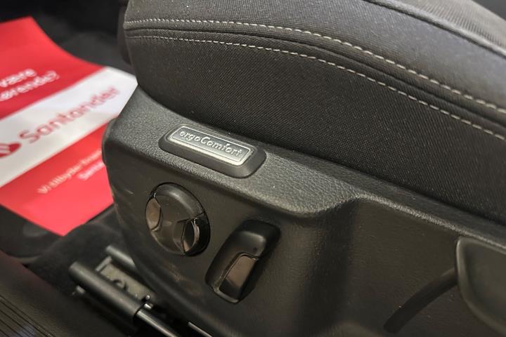 Grå VW Passat fra 2017