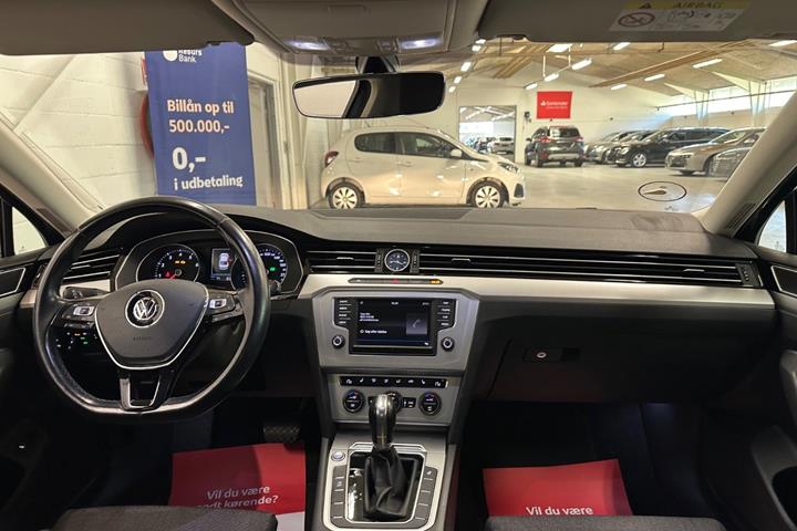 Grå VW Passat fra 2017