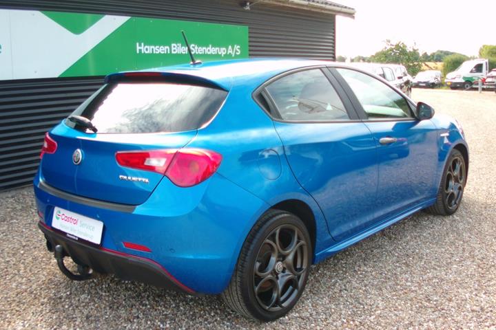 Blå Alfa Romeo Giulietta fra 2016
