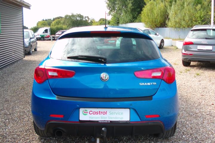 Blå Alfa Romeo Giulietta fra 2016