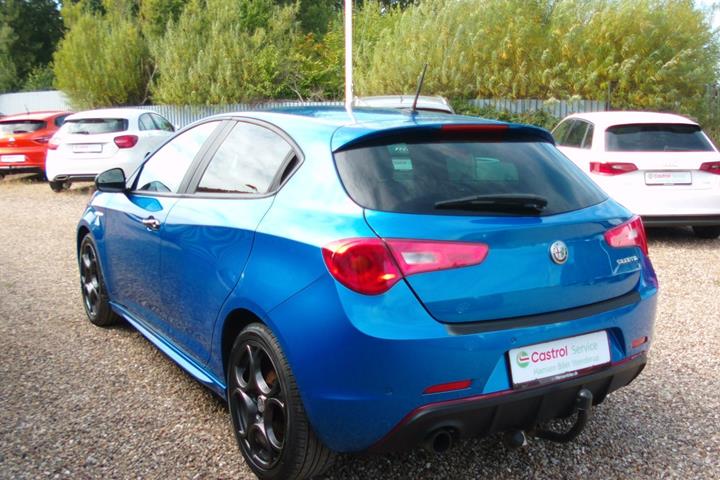 Blå Alfa Romeo Giulietta fra 2016