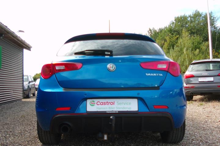 Blå Alfa Romeo Giulietta fra 2016