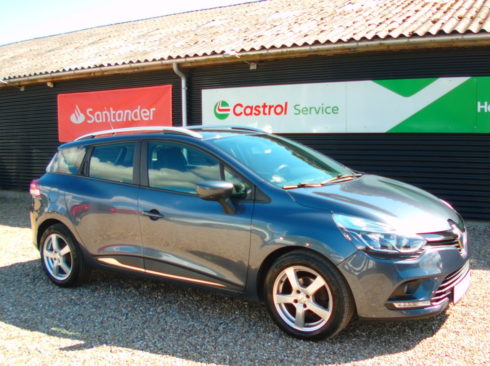 Grå Renault Clio IV fra 2017