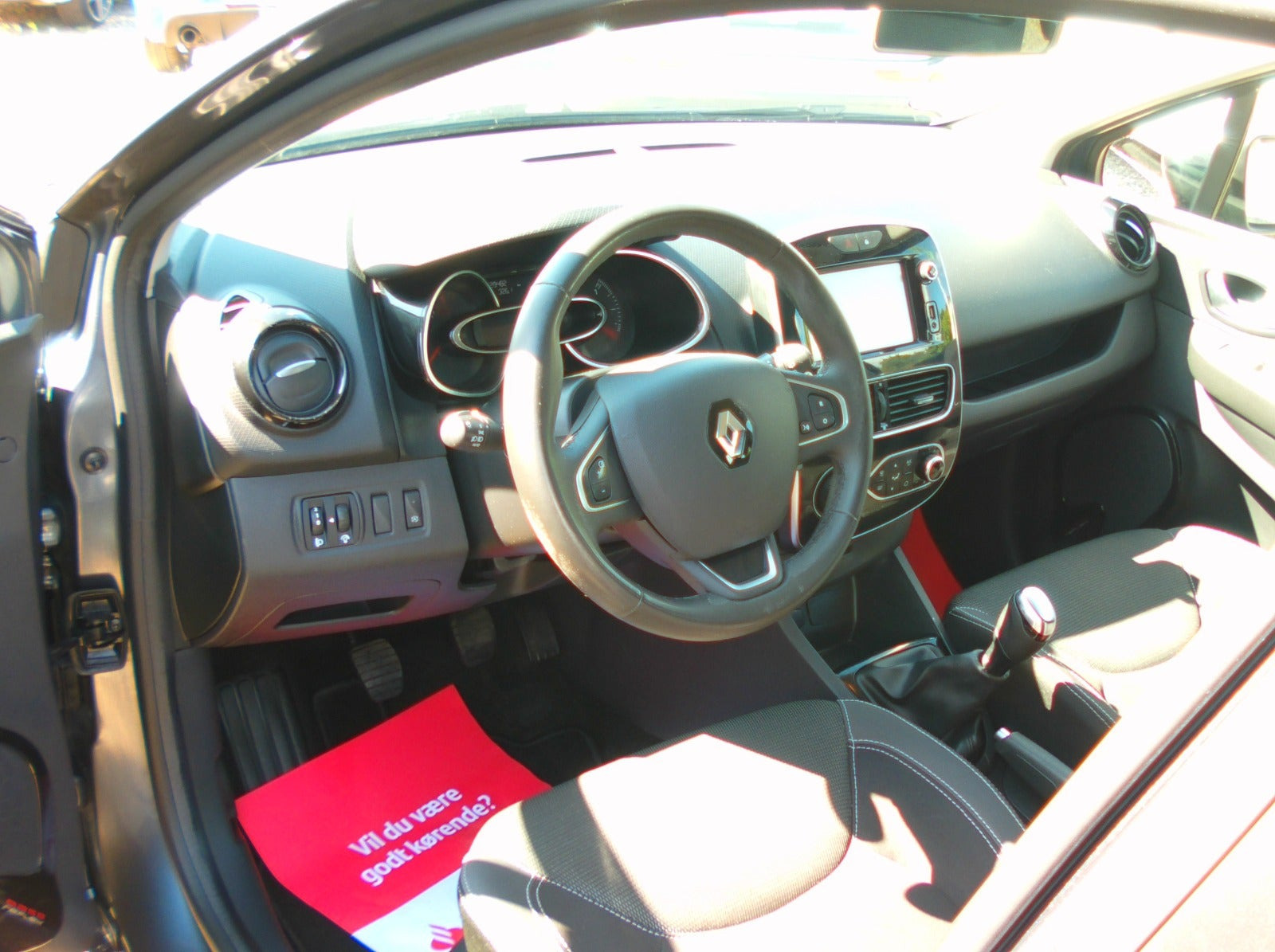Grå Renault Clio IV fra 2017