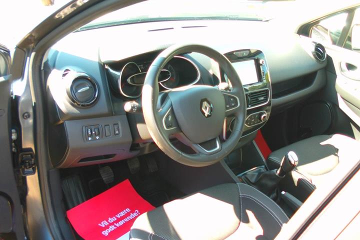 Grå Renault Clio IV fra 2017