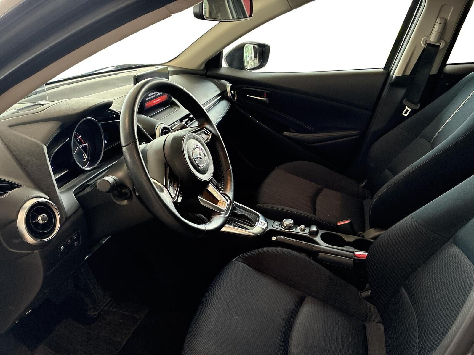 Grå Mazda 2 fra 2022