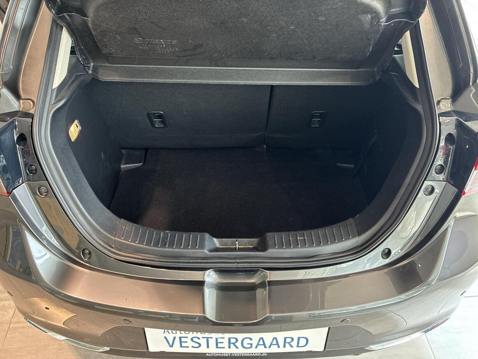 Grå Mazda 2 fra 2022