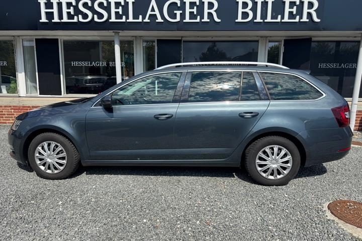 Grå Skoda Octavia fra 2019