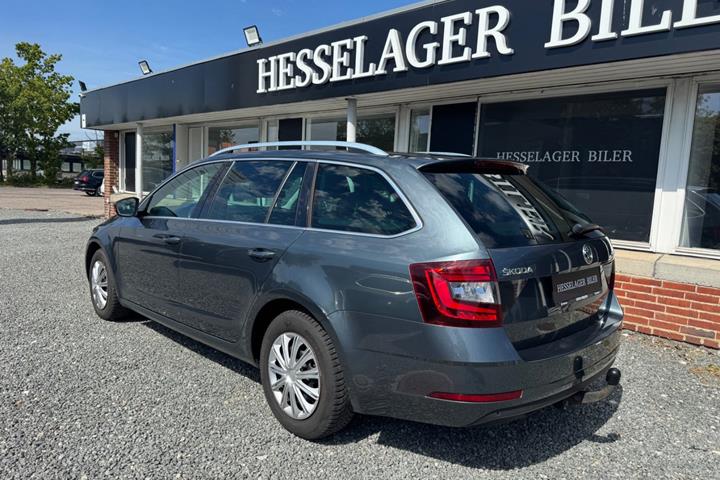 Grå Skoda Octavia fra 2019