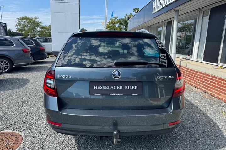 Grå Skoda Octavia fra 2019