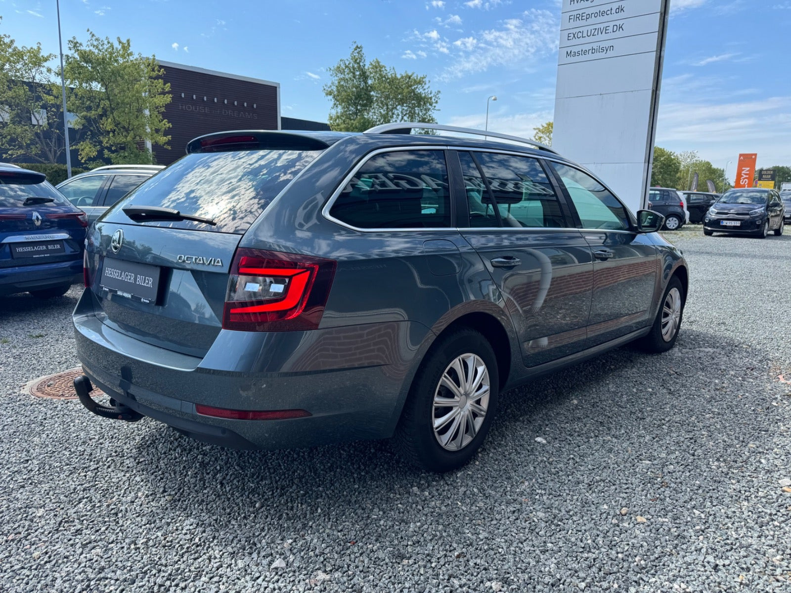 Grå Skoda Octavia fra 2019