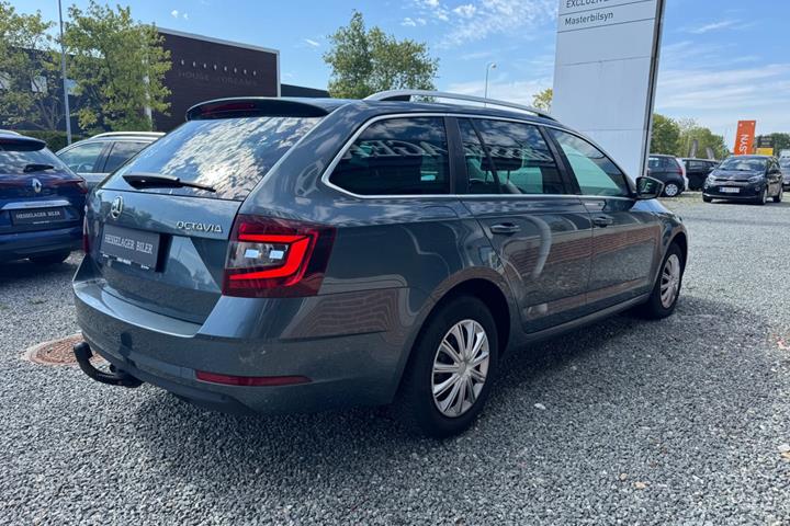 Grå Skoda Octavia fra 2019