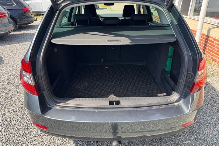 Grå Skoda Octavia fra 2019