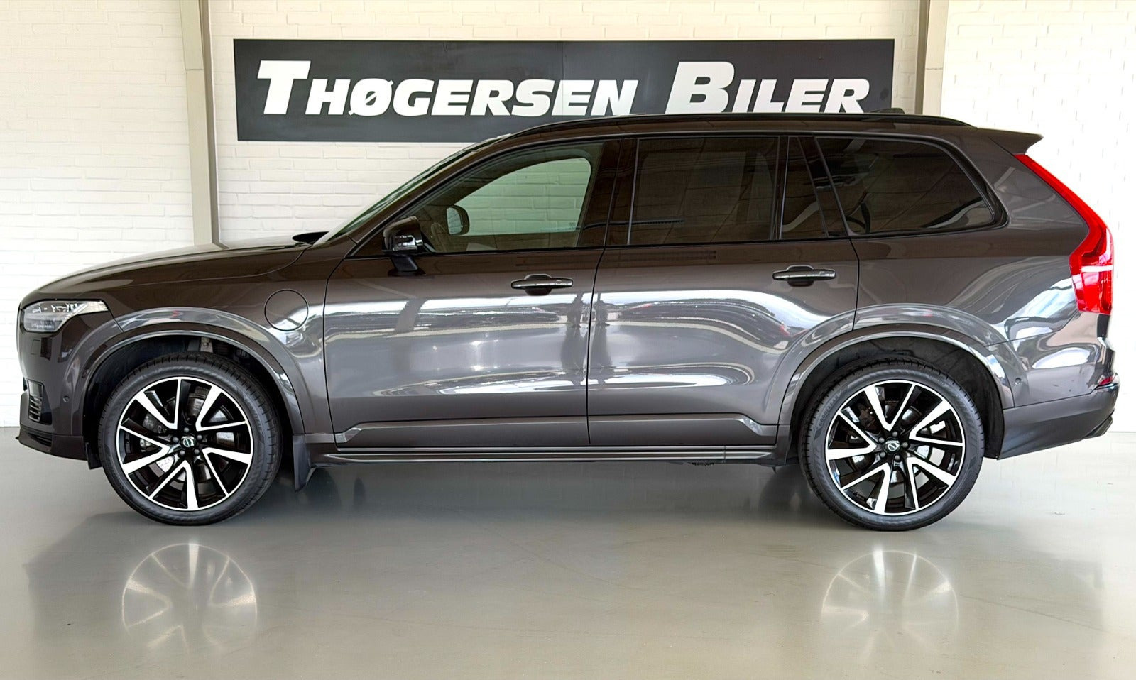 Grå Volvo XC90 fra 2023