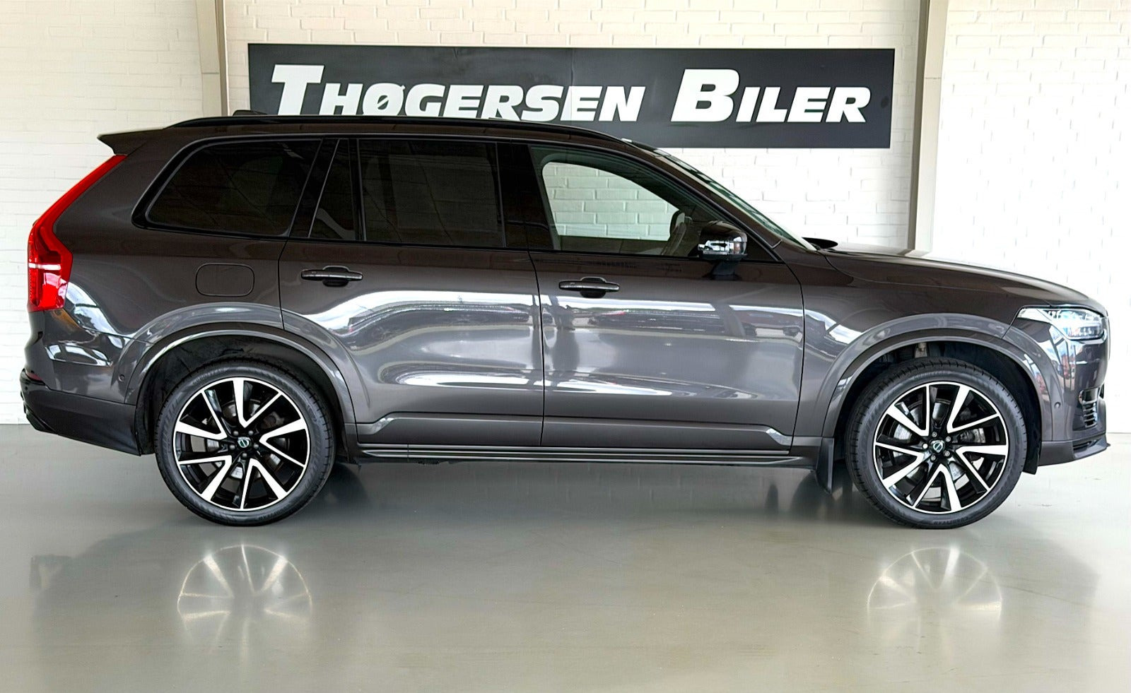 Grå Volvo XC90 fra 2023