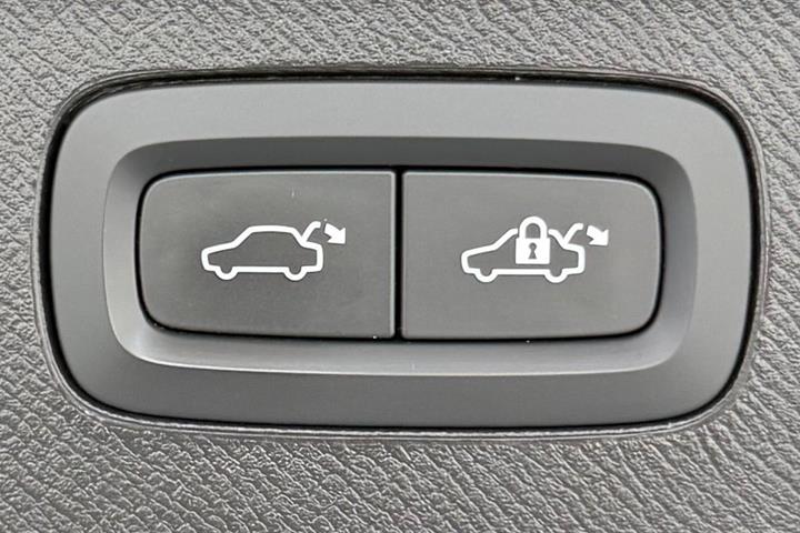 Grå Volvo XC90 fra 2023