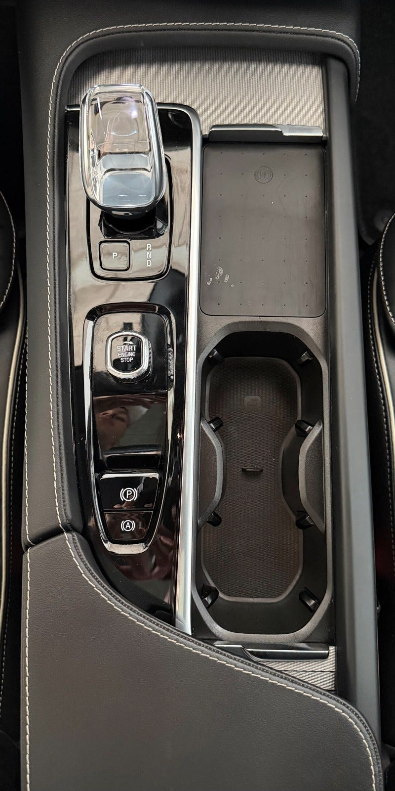 Grå Volvo XC90 fra 2023