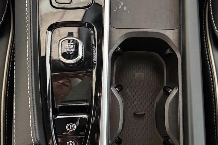 Grå Volvo XC90 fra 2023
