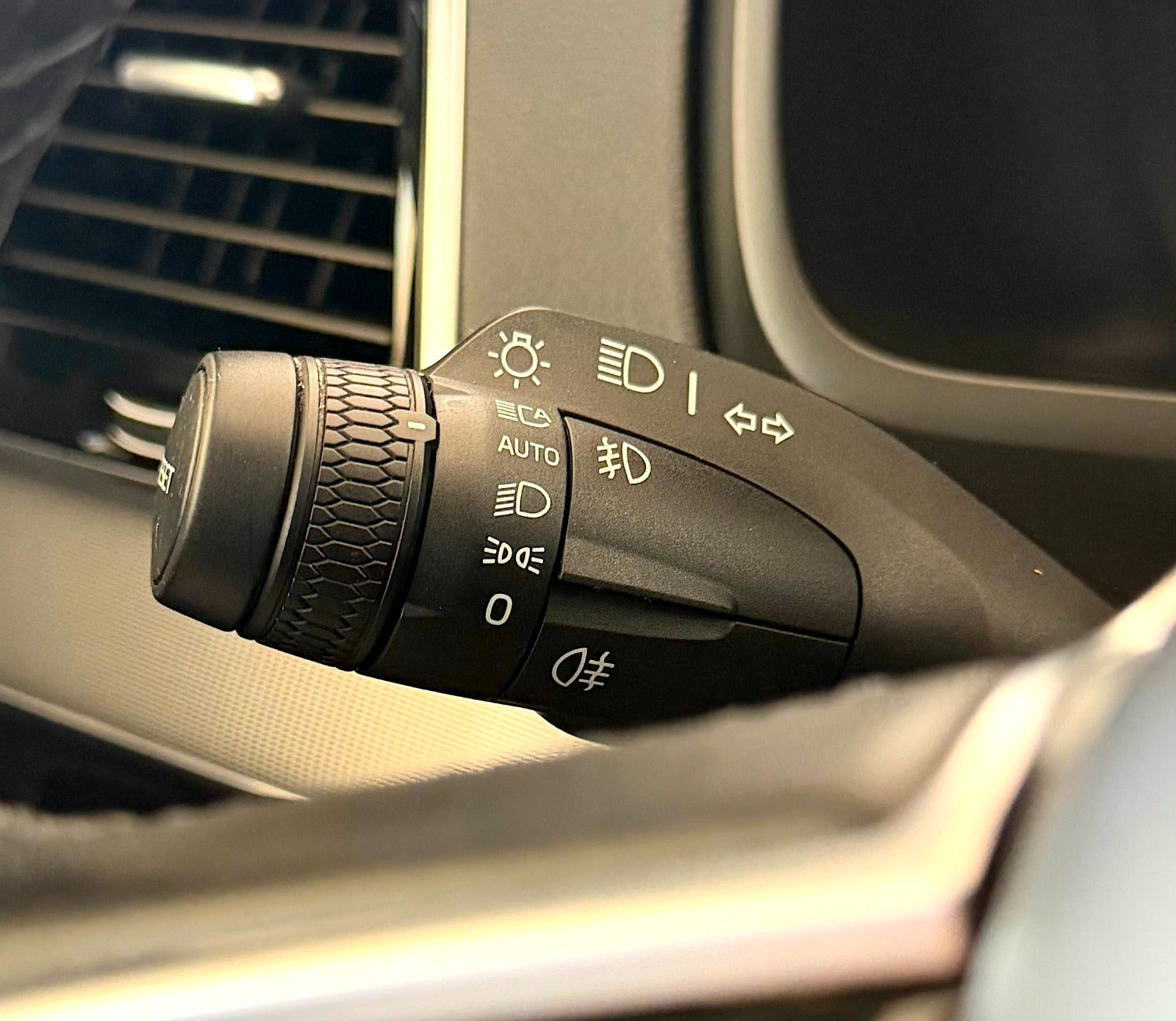 Grå Volvo XC90 fra 2023