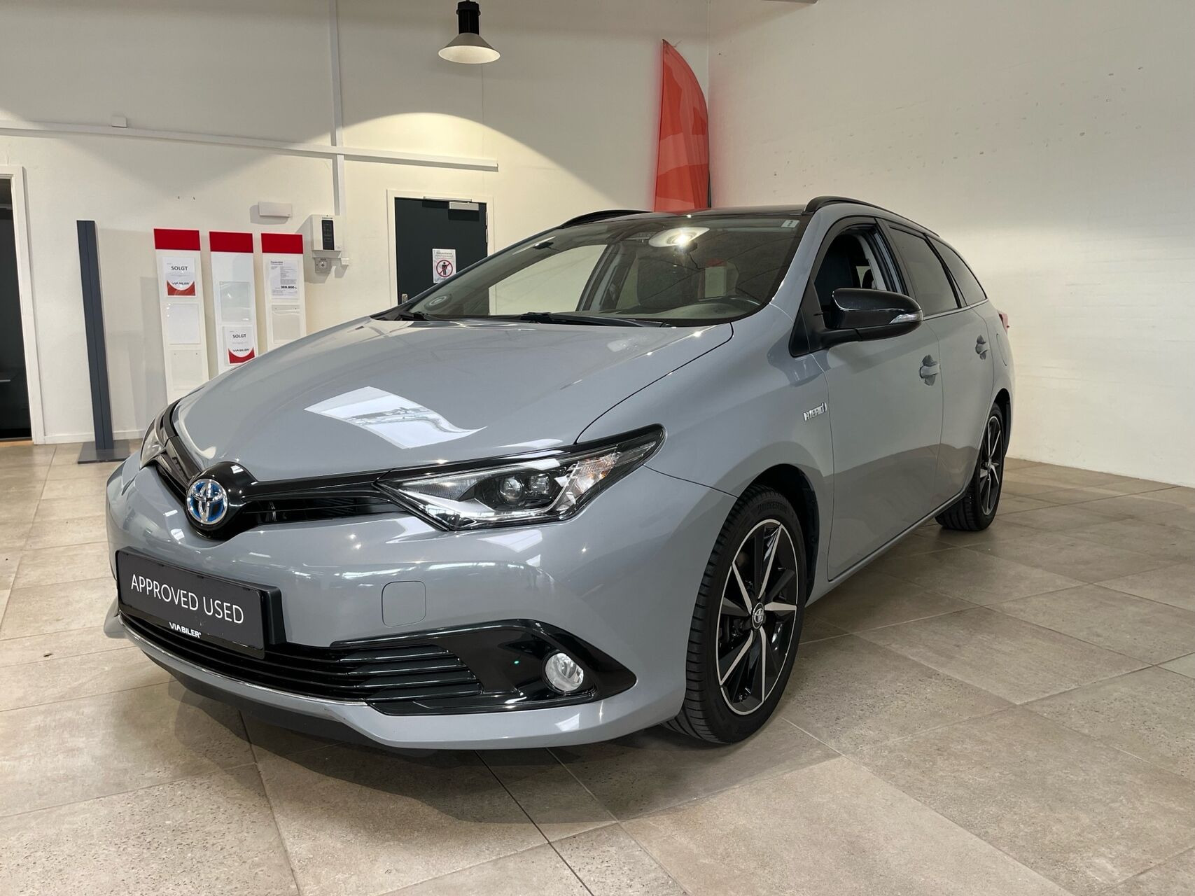 Toyota Auris 1,8 Touring Sports Hybrid H2 Selected Bi-tone 136HK Stc Aut.