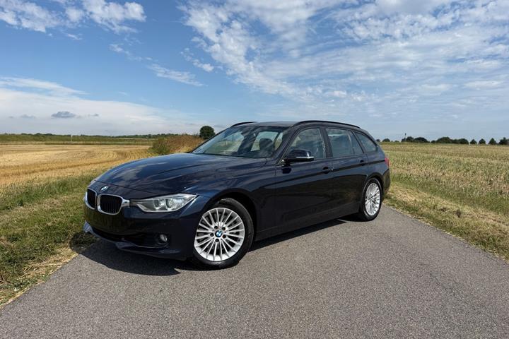 Blå BMW 330d fra 2013 set udefra