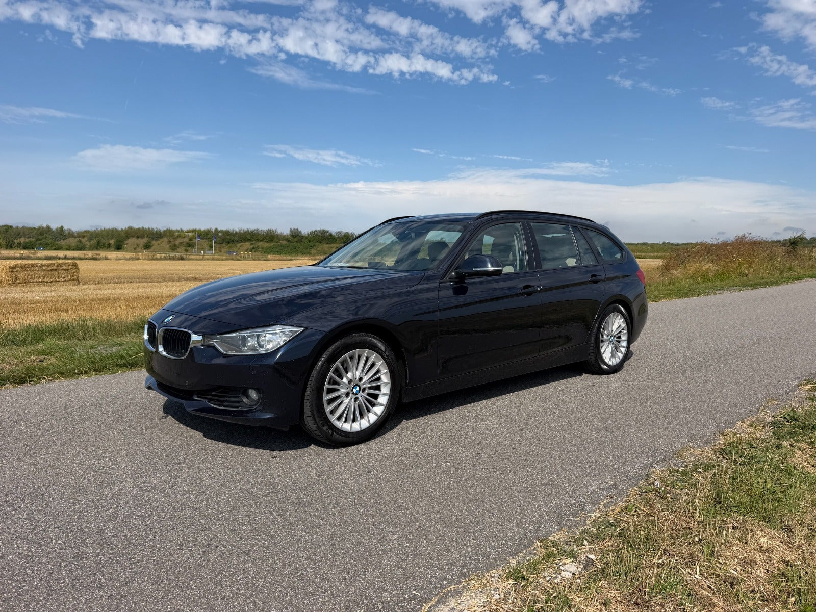 Blå BMW 330d fra 2013