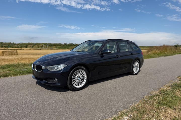 Blå BMW 330d fra 2013