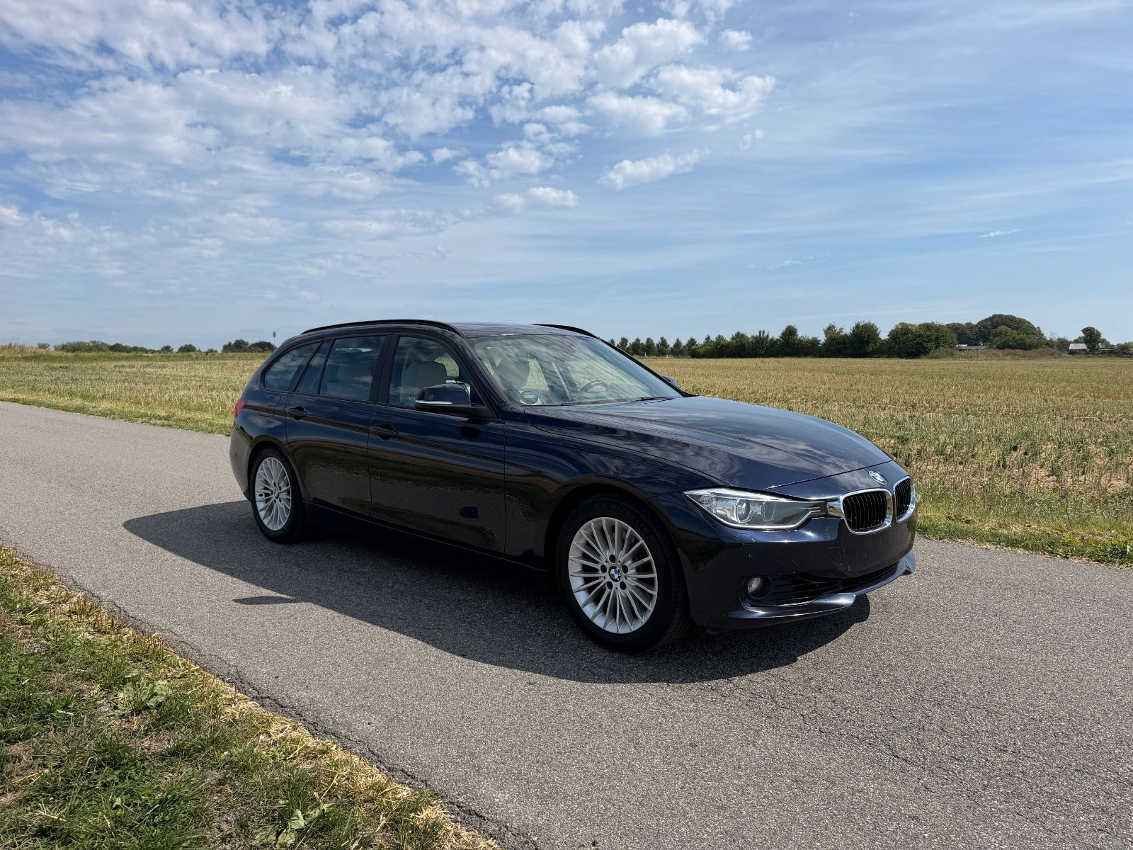 Blå BMW 330d fra 2013