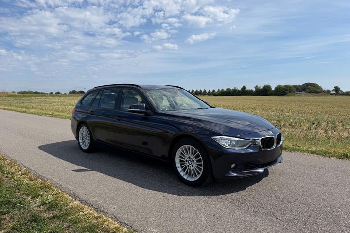 Blå BMW 330d fra 2013