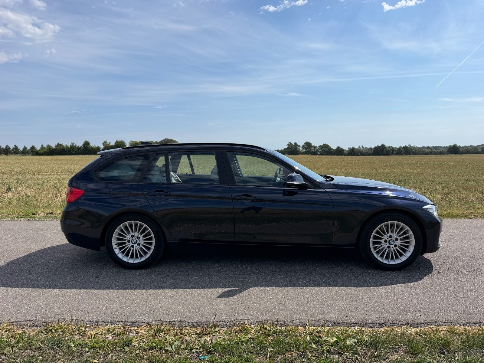 Blå BMW 330d fra 2013