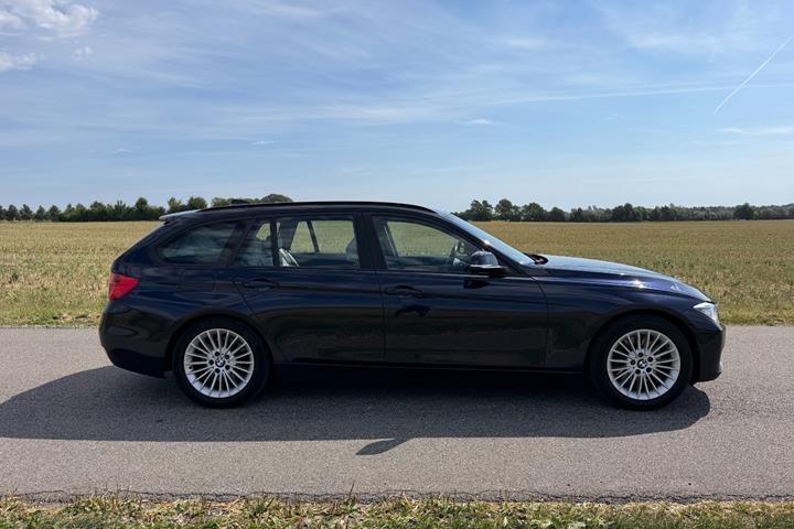 Blå BMW 330d fra 2013