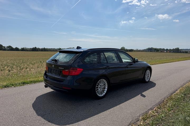 Blå BMW 330d fra 2013