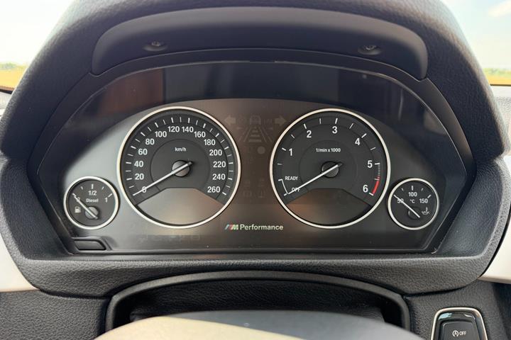 Blå BMW 330d fra 2013