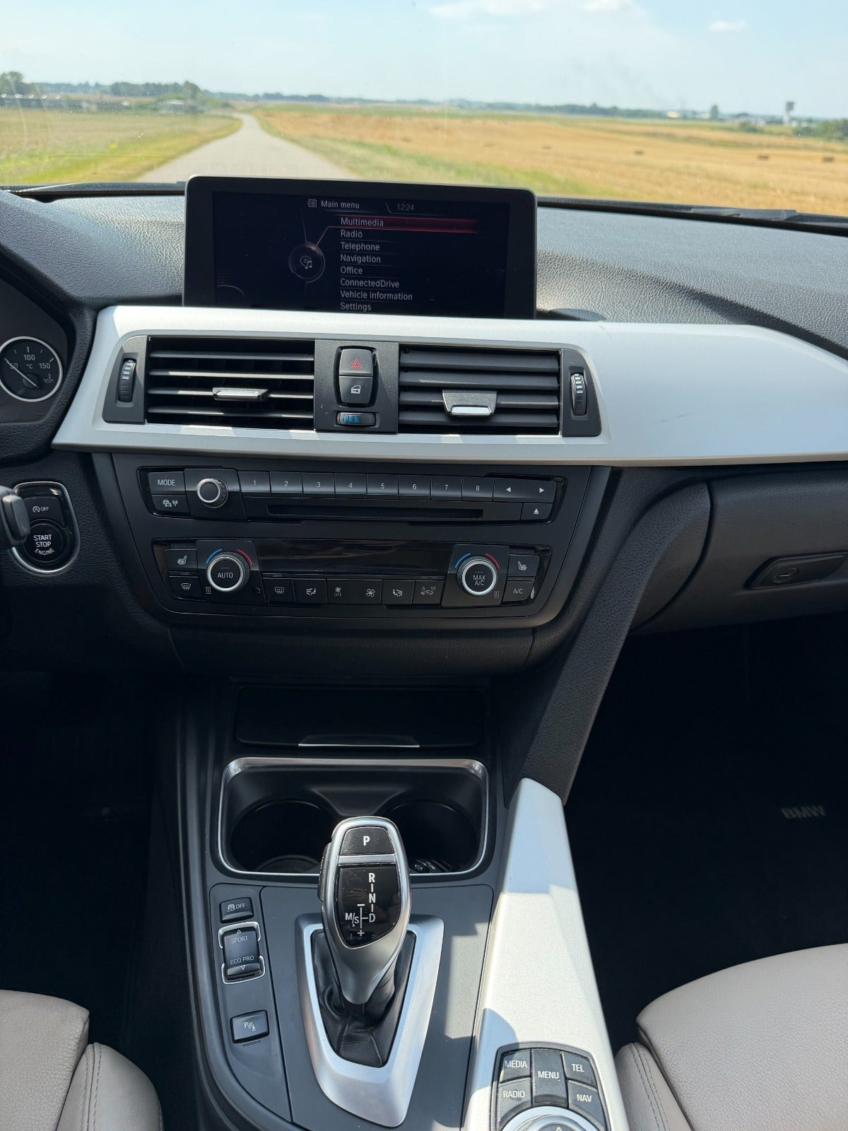 Blå BMW 330d fra 2013