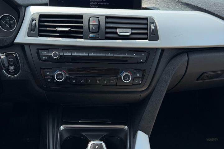 Blå BMW 330d fra 2013