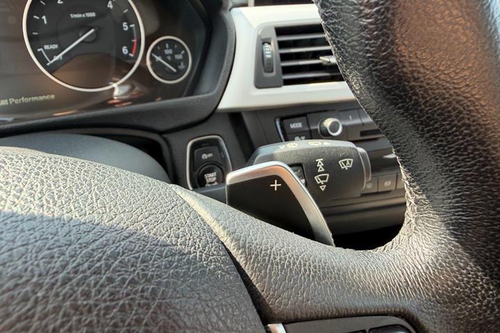 Blå BMW 330d fra 2013