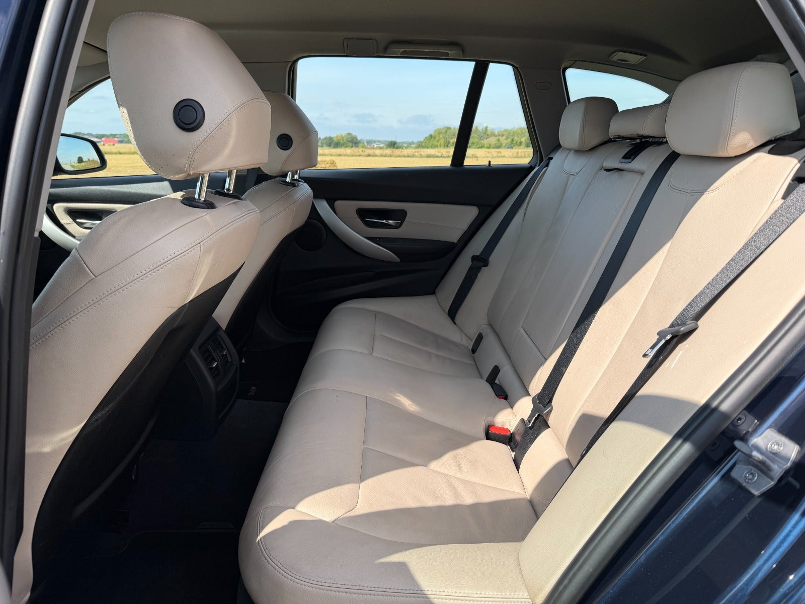 Blå BMW 330d fra 2013