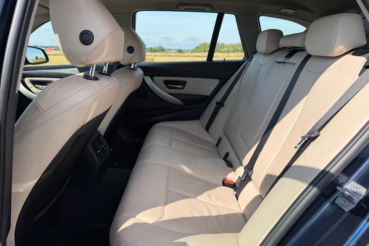 Blå BMW 330d fra 2013